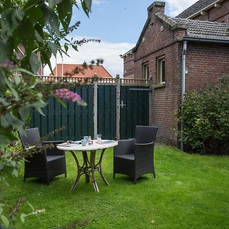 D' Ald Skoalle - Sfeervol Appartement In Oude School. Wijtgaard Exterior foto